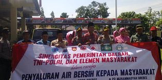 Atasi Kekeringan, Polres Brebes dan Elemen Masyarakat Lepas 9 Truk Tangki Air