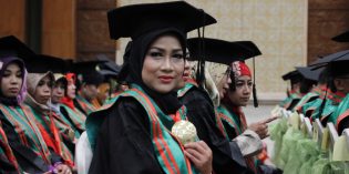 Diwisuda, Idza Priyanti Sandang Gelar Magister Hukum