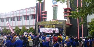 Ratusan Mahasiswa UMUS Demo Minta Qomar Kembali jadi Rektor