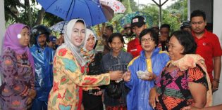Banjir Losari, Bupati Kirim Beras 1 Ton Bantuan Warga