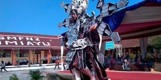 Fashion Show SMPN 2 Bumiayu Tampilkan Busana Tak Lazim dari Sampah