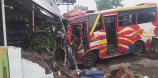 Rem Blong di Flyover Kretek Akibatkan Truk Seruduk Mikrobus, 1 Tewas 4 Luka-luka