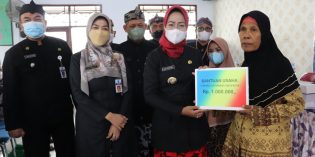 Atasi Kemiskinan Ekstrem, Bupati Brebes Bagi-bagi Ayam