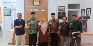 Calon Independen Pilkada Brebes Serahan Berkas Dukungan ke KPU