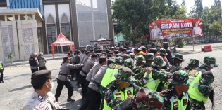 Tak Puas Hasil Pilkada Brebes 2024,  Massa Bentrok dengan Aparat