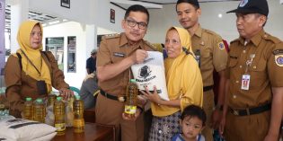 Jelang Nataru, Pj Bupati Brebes Salurkan Program Pangan Bersubsidi
