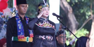 Pimpin Upacara HUT RI di Brebes, Mitha Kenakan Pakaian Adat Kalimantan