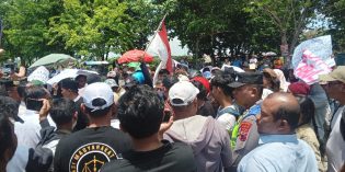 Ratusan Warga Sengon Tanjung Datangi Kantor Bupati, Tuntut Kadesnya Mundur