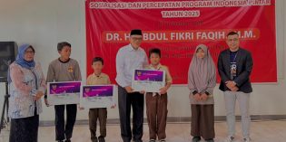 Anggota Komisi X DPR-RI dan BRI Brebes Hadir Serahkan Bantuan PIP SD IT Pasarbatang