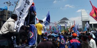 Tuntut UMSK, Ribuan Buruh Brebes Demo Datangi Kantor Bupati