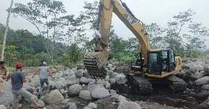 Antisipasi Banjir Susulan, Pemkab Brebes Kerahkan Empat Alat Berat di Bumiayu