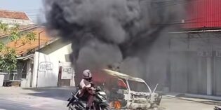 Mogok di Klampok Hendak di Perbaiki, Mobil Minibus Kebakaran
