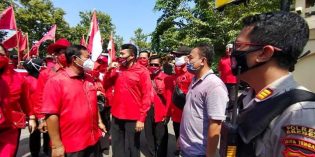 Ratusan Kader PDIP Brebes Datangi Mapolres Tuntut Pembakar Bendera Partai