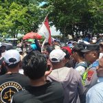 Ratusan Warga Sengon Tanjung Datangi Kantor Bupati, Tuntut Kadesnya Mundur