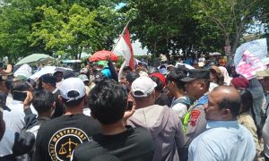 Ratusan Warga Sengon Tanjung Datangi Kantor Bupati, Tuntut Kadesnya Mundur
