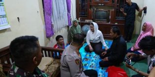 Viral… Moment Malam Tahun Baru, Bupati Mitha Rayakan Door to Door ke Warga Tidak Mampu