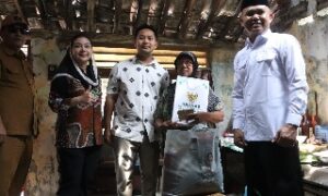 Rumah Rapuh jadi Harapan Baru, Tangis Haru Rodiyah Terima Bantuan RTLH di Brebes