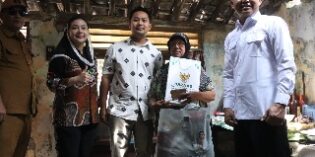 Rumah Rapuh jadi Harapan Baru, Tangis Haru Rodiyah Terima Bantuan RTLH di Brebes