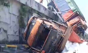 Truk Diduga Alami Rem Blong Picu Tabrakan Beruntun di FO Paguyangan, 8 Orang Terluka