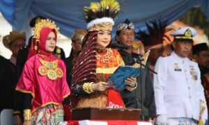 Kenakan Pakaian Adat Papua, Mitha Teguhkan Pesan Persatuan di HUT ke-81 RI