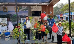 Tukar Botol Plastik, Pengunjung Brebes Expo Bawa Pulang Bibit Tanaman Buah