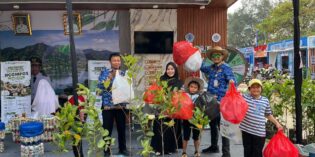 Tukar Botol Plastik, Pengunjung Brebes Expo Bawa Pulang Bibit Tanaman Buah