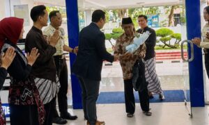 Harpelnas, BRI Brebes Sambut Nasabah dengan Pemberian Gift Bunga, Coklat dan Paket Dos