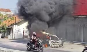 Mogok di Klampok Hendak di Perbaiki, Mobil Minibus Kebakaran