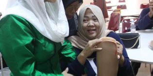 Senyum Siti Hanifahpun Mengembang saat Terima Bantuan Kaki Palsu Baznas Brebes
